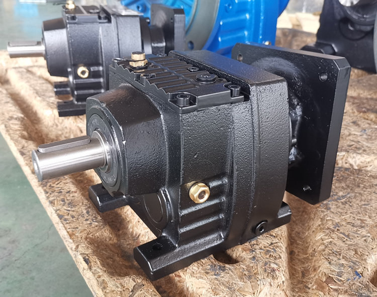 R37系列減速機的實物照片，輸入配伺服電機