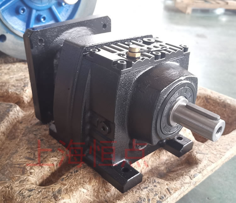 R37系列減速機的實物照片，輸入配伺服電機