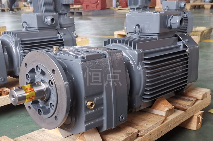 RF47系列減速機配直聯電機，立式安裝 輸出法蘭+軸 實物圖